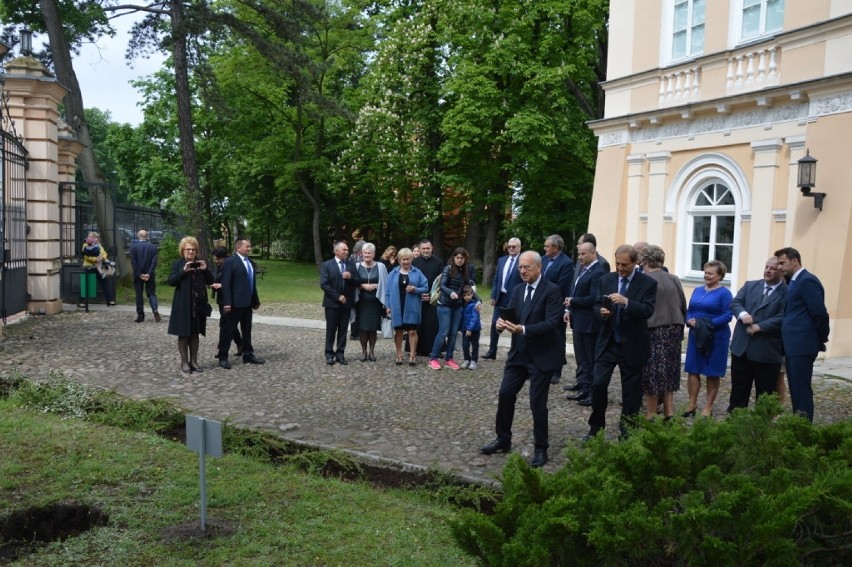 Wsadzili dąb i odsłonili tabliczkę pamięci płka Mosiewicza