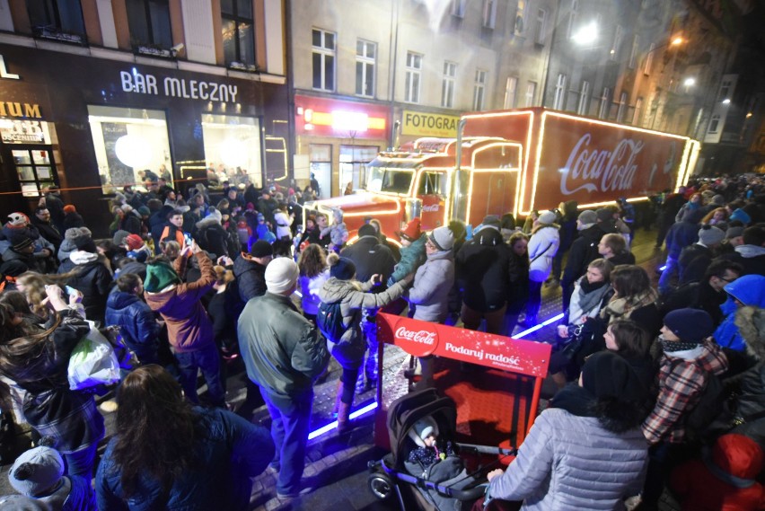 Katowice: Ciężarówka Coca-Coli na rynku [ZDJĘCIA]