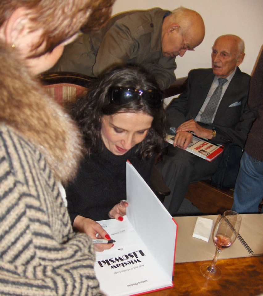 Justyna Brodzka podpisuje swoją książkę.