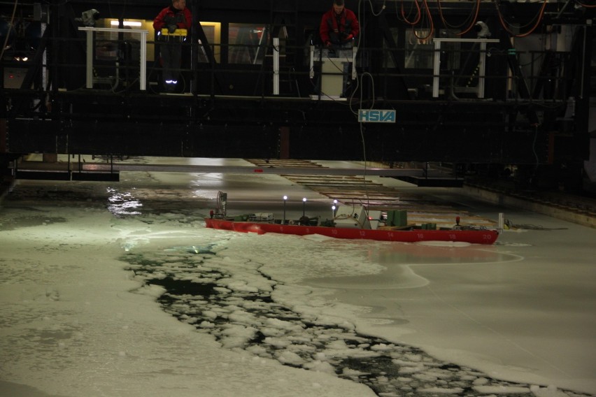Kolejne próby nowych lodołamaczy na basenie lodowym w Hamburgu [ZDJĘCIA] 