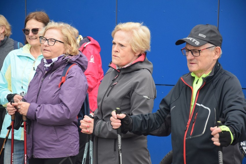 Nordic walking dla seniora ze Śremskim Sportem. Grupa uczestników pokonała pięciokilometrową trasę w kierunku jeziora Grzymysławskiego
