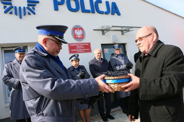 Starosta Grzegorz Gabryelski przekazał komendantowi powiatowemu podinsp. Pawłowi Rynkiewiczowi emblematy na mundury z nazwą i herbem powiatu.