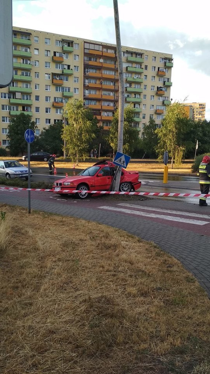 Wideo: BMW uderzył w słup na ulicy Fredry we Włocławku -...