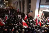 Protest w obronie mediów publicznych w Warszawie. Strajkujący zebrali się pod budynkiem TVP. "Nie możemy sobie pozwolić na wykluczenie"