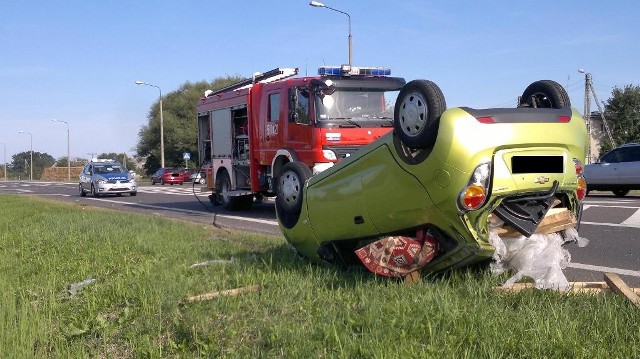 Kierowca opla prawdopodobnie nie udzielił pierwszeństwa przejazdu i uderzył w jadącego główną drogą chevroleta. Ten &#8222;przekoziołkował&#8221; nad jezdnią i zatrzymał się na poboczu.