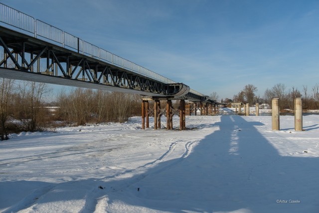 Po starym moście na Dunajcu zostały tylko betonowe podpory. Obok na specjalnie zbudowanej platformie – kładce technologicznej, umieszczono rurę kanalizacyjną gminy Wierzchosławice