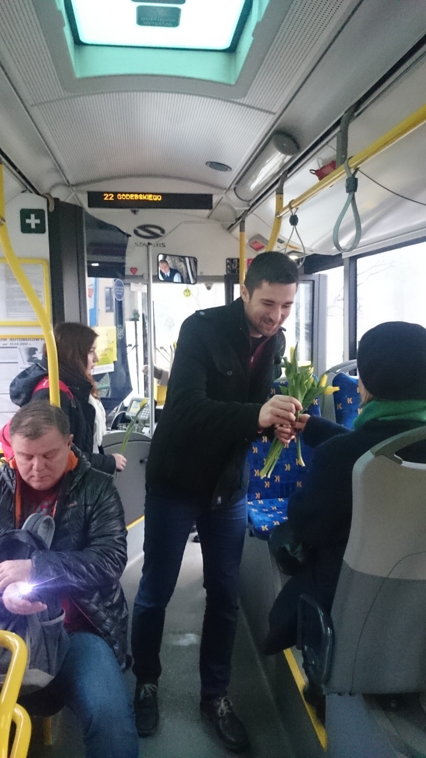Dzień Kobiet w Kaliszu. Tulipany dla pasażerek KLA [FOTO]