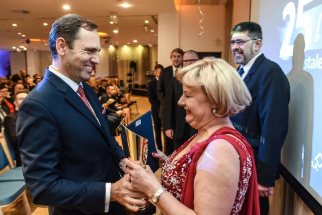 Bydgoskie przedsiębiorstwo obchodzi srebrny jubileusz. - To całe pokolenie pracy i wysiłków wielu ludzi, doświadczeń, współpracy z dostawcami i odbiorcami - powiedział Wojciech Rybka, prezes firmy Drozapol - Profil w Bydgoszczy. 

Wypłynęli na szerokie wody

- Nasza działalność obejmuje całą Polskę i państwa sąsiednie - opowiada prezes. - Jesteśmy jednym z największych importerów wyrobów stalowych w kraju i ważnym partnerem prawie wszystkich rodzimych hut. Kupujemy w UE, państwach dawnego ZSRR, na Bliskim i Dalekim Wschodzie. 

Kluczowym momentem dla firmy był grudzień 1993 roku, kiedy to z dwóch małych firm, Drozapol i Profil, powstała spółka Drozapol-Profil. Kolejny punkt zwrotny to czerwiec 1994 roku, gdy odszedł jeden ze wspólników: - Ważną datą był też grudzień 2000 roku, wtedy miejsce dotychczasowego wspólnika zajęła moja żona. Od tamtego czasu staliśmy się wspólnikami, partnerami biznesowymi. Oczywiście, następny kamień milowy to wejście na giełdę w Warszawie w 2004 roku. Decyzja dała nowy power, nowy kierunek rozwoju. Wyszliśmy poza region. Po starcie na GPW utworzyliśmy kilkanaście oddziałów i biur w całym kraju, uruchomiliśmy kilka magazynów regionalnych i tranzytowych. Globalny kryzys, w latach 2008-2009, nas nie ominął. Kolejne lata dla wielu przedsiębiorstw to było "być albo nie być" na rynku. Mimo licznych zawirowań, udało nam się przetrwać i wypłynąć na spokojne wody - ocenia Wojciech Rybka. 

Wyróżnieni pracownicy

25-lecie firmy to okazja, by docenić szczególnie wyróżniających się pracowników Drozapolu. I tak: złote medale prezydenta Andrzeja Dudy za długoletnią służbę otrzymali: Zbigniew Włosiński, Ireneusz Wojtkowiak, Zbigniew Symonowicz, Grażyna Rybka, Wojciech Rybka i Andrzej Taraszkiewicz; srebrne: Dariusz Kalisz i Dariusz Machnik; brązowe: Marzena Bajurska i Łukasz Wiktorowicz. Z kolei medale prezydenta Bydgoszczy Rafał Bruski wręczył, za całokształt działalności zawodowej i społecznej Grażynie i Wojciechowi Rybkom. Drozapol otrzymał też od prezydenta Bydgoszczy nagrodę za wkład w rozwój miasta i regionu. Statuetki za szczególne zasługi dla miasta i województwa dostali: Maciej Wiśniewski, Teodor Wlekliński, Zbigniew Włosiński oraz Tomasz Ziamek. 

Jubileuszowa gala odbyła się 14 grudnia w City Hotelu w Bydgoszczy. Towarzyszyła jej aukcja charytatywna, podczas której zbierano pieniądze dla chorego Mikołaja, a przedmiotem licytacji była m.in. koszulka z autografem Kamila Stocha. 


Flesz - Koniec L4 wchodzą teraz e-zwolnienia.

