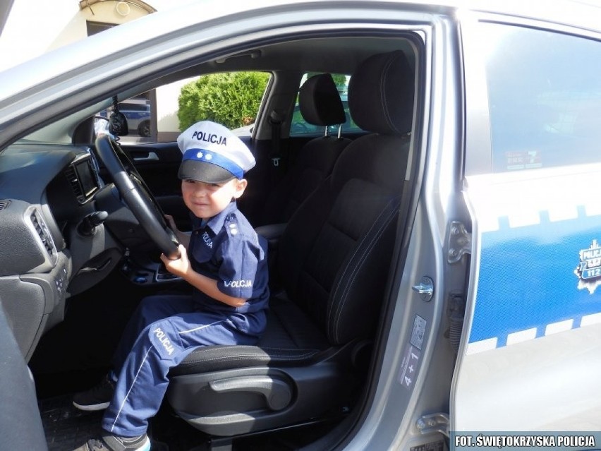 W Święto Policji 4 - letni Mikołaj przyszedł z dziadkiem do...