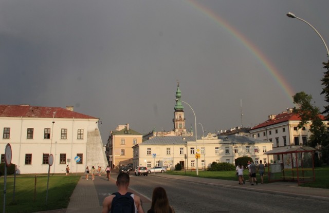 Wczorajsza tęcza nad zamojskim Starym Miastem. Z lewej strony historyczny gmach Akademii Zamojskiej