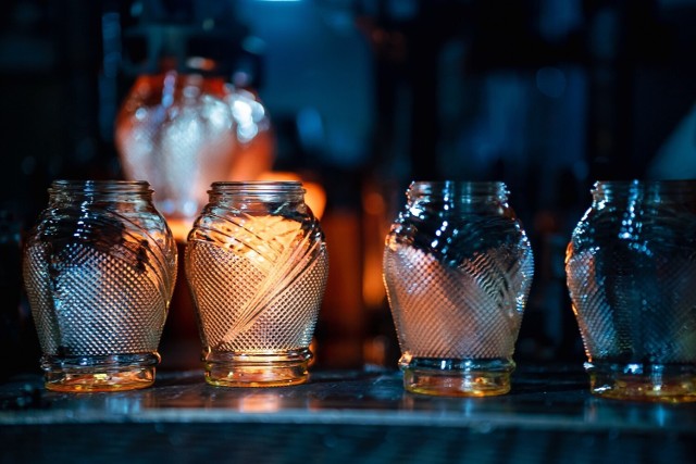Niemal co drugi spośród szklanych zniczy, które tradycyjnie — w okolicach 1 listopada — zapłoną na tysiącach cmentarzy w Polsce, składa się ze szklanych lampionów pochodzących z zakładu produkcyjnego w lubuskiej fabryce Grupy CIECH.