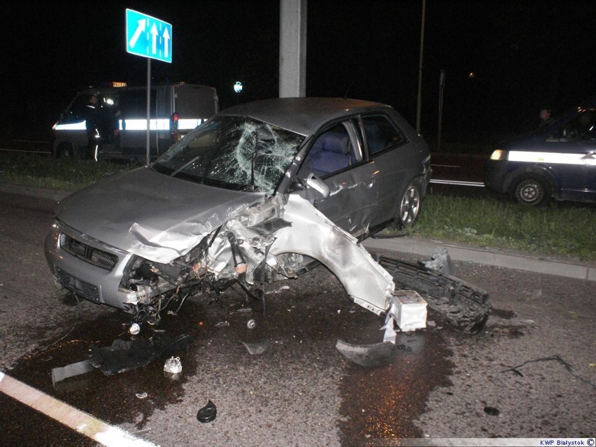 Wypadek w Suwałkach. Kierowca uderzył w latarnię [ZDJĘCIA]