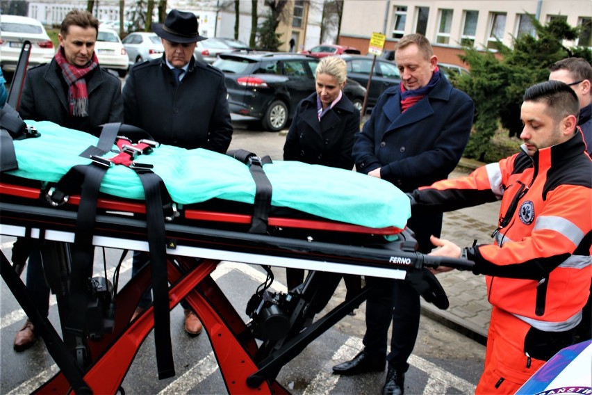 Nowa karetka dla szpitala w Opocznie. Wyposażona jest w nosze do transportu pacjentów o niestandardowej wadze [zdjęcia]