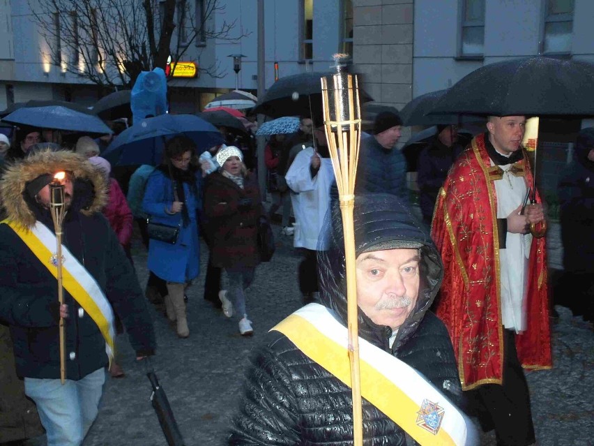 W Starachowicach Miejska Droga Krzyżowa w deszczu i chłodzie. Zobacz zdjęcia