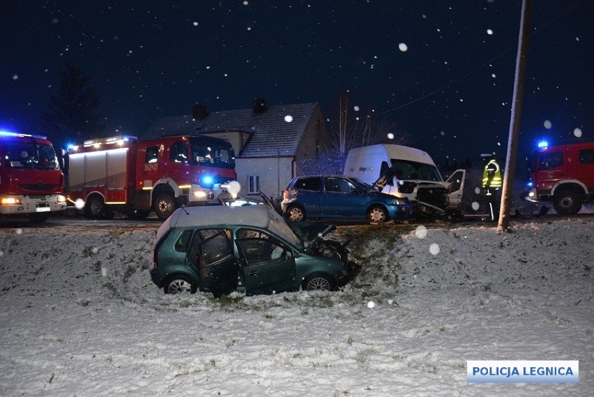 Dolny Śląsk. Wypadek na DK 94 w Kunicach. Trzy osoby zostały ranne, jedna jest w ciężkim stanie. Droga zablokowana