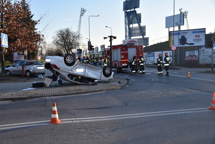 Tarnów. Groźny wypadek w Mościcach. Staranowana taksówka wylądowała na dachu [ZDJĘCIA]