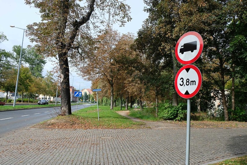 Ulica Poznańska w Żarach, właśnie wytyczono przy niej...