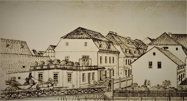 1 – Widok ul. Mostowej od strony placu Teatralnego w I połowie XIX wieku. Dominują jednolite piętrowe kamienice z poddaszem.