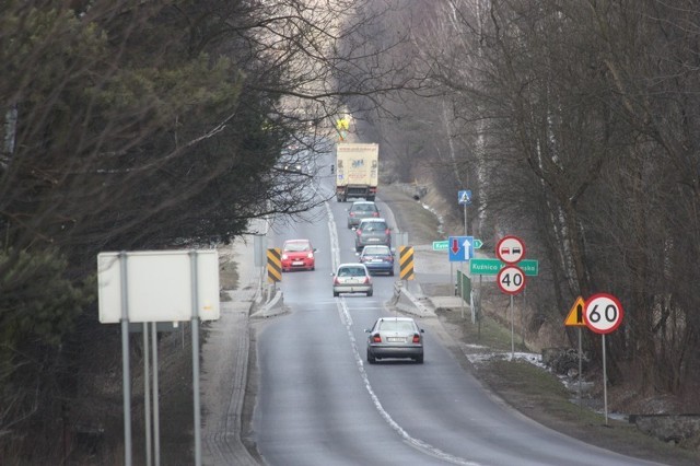 Drogą wojewódzką nr 796 przejeżdża codziennie wiele samochodów.