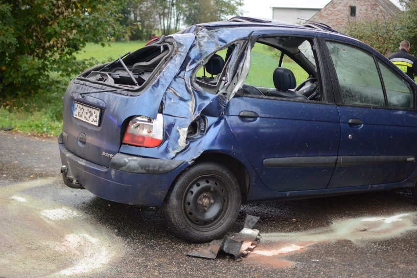 Renault dachowało w Linowie pod Grudziądzem. Samochód prowadził pijany Ukrainiec [zdjęcia]