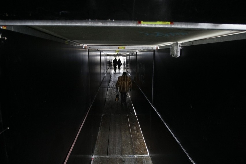 Monciak: Uciążliwy remont tunelu w Sopocie. Strome schodki w tunelu są barierą dla wielu osób