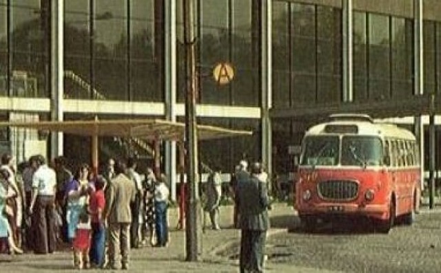 Popularny "ogórek" na przystanku przed dworcem PKP w Oświęcimiu w latach 70. ub. wieku