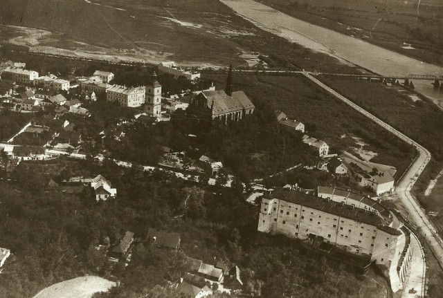 Lata 1920-1939. Widok zamku i katedry na wschód. Źródło Muzeum Zamkowe w Sandomierzu.