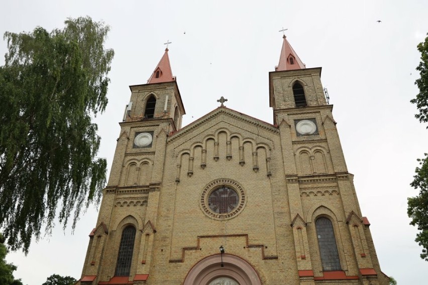 Elewacja kościoła w Dąbrowie Białostockiej odzyska dawny blask. Gmina pozyskała dla parafii 1,2 mln zł na ten cel 