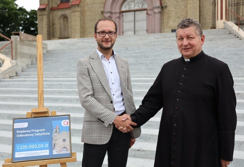 Elewacja kościoła w Dąbrowie Białostockiej odzyska dawny blask. Gmina pozyskała dla parafii 1,2 mln zł na ten cel 