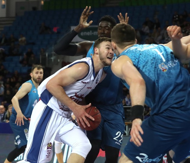 Polski Cukier Toruń pokonał na wyjeździe Kinga Szczecin 95:90 w meczu ćwierćfinałowym play-off Energa Basket Ligi. W grze do trzech wygranych Twarde Pierniki zwyciężyły z Wilkami Morskimi 3:0 i tym samym awansowały do półfinałów. 

Gospodarze byli co prawda wyraźnie lepsi w pierwszej kwarcie, ale torunianie zniwelowali straty jeszcze przed przerwą. Na dziesięć minut przed końcem King prowadził 65:64. Ostatnia kwarta - znowu w tych ćwierćfinałach! - należała jednak do torunian. Najpierw cztery punkty z rzędu zdobył Cheikh Mbodj, po chwli z dystansu trafili Rob Lowery i Karol Gruszecki. Polski Cukier wyszedł więc na sześciopunktowe prowadzenie.

Szczecinianie szybko zmniejszyli jeszcze różnicę do jednego punktu, ale Twarde Pierniki zdołały ponownie odskoczyć rywalom. W ostatnich dwóch minutach gry dwukrotnie trafiał Lowery, bezsprzecznie jeden z bohaterów tych ćwierćfinałów. 

Na trzynaście sekund przed końcem Polski Cukier prowadził czterema punktami i był już blisko półfinału. Za trzy dla Kinga trafił jednak Jakub Schenk i ekscytująca końcówka po raz kolejny nabrała rumieńców.

Aby zatrzymać akcje torunian gospodarze dwukrotnie byli jednak zmuszeni do faulowania naszych zawodników. Rzuty wolne najpierw wykorzystał Damian Kulig, a następnie, na pięć sekund przed końcem, Bartosz Diduszko. Wygrana po dreszczowcu stała się faktem, a wraz z nią awans Polskiego Cukru do półfinałów!

W pozostałych trzech parach jak na razie awans zapewnił sobie tylko Anwil Włocławek, który pokonał 3:0 ostrowian. Blisko celu są także Arka Gdynia i Stelmet Enea BC Zielona Góra - oba kluby prowadzą 2:1.

King Szczecin - Polski Cukier Toruń 90:95 
(22:12, 17:25, 26:27, 25:31)
Polski Cukier Toruń: Lowery 21 (3), Kulig 20, Gruszecki 9 (2), Mbodj 9, Wiśniewski 8 (1) oraz Sulima 9, Śnieg 6, B. Diduszko 6, Umeh 5, Cel 2
King Szczecin: Schenk 18 (1), Sajus 18 (1), Paliukenas 13 (3), Kikowski 11 (1), Ł. Diduszko 5 oraz Bartosz 11, Watts 10, Wilczek 3 (1), Harris 1

POLUB NAS NA FACEBOOKU


 
Nie wiesz, jak skorzystać z PLUSA? Kliknij TUTAJ, a dowiesz się więcej!

Co dostanę w ramach abonamentu?Dlaczego mam płacić za treści w sieci?Najczęstsze pytania