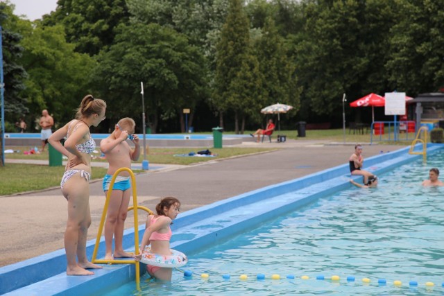 Odkryty basen przy ulicy Szczecińskiej od lat jest miejscem, gdzie chętnie wypoczywają kielczanie. Jednak w sobotę, 31 lipca było trochę inaczej. Mimo wysokiej temperatury mieszkańców chyba odstraszyły chmury i deszczowe prognozy pogody, a na basen wybrali się nieliczni. 

Więcej zdjęć na kolejnych slajdach>>>