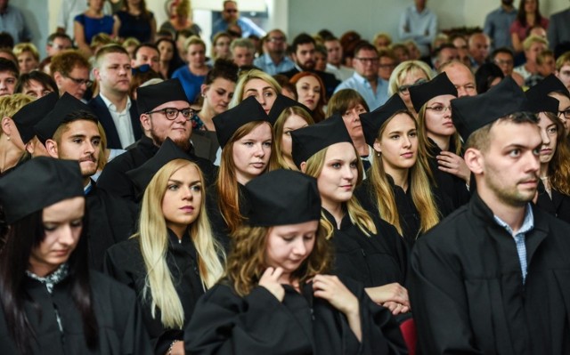 Prawie 24 tysiące osób (23 870) było zainteresowanych studiowaniem na UAM! 9 lipca o północy Uniwersytet im. Adama Mickiewicza zakończył pierwszą turę rekrutacji na studia stacjonarne I stopnia oraz jednolite magisterskie w roku akademickim 2019/2020.

Oto pięć kierunków, na które najtrudniej się dostać - na pierwszym z nich jest aż 25,17 kandydatów na jedno miejsce!

Przejdź dalej i sprawdź --->