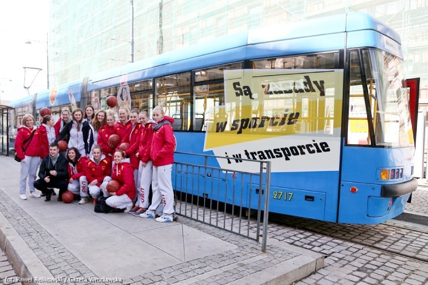 Wrocław: Tramwaj ze zdjęciami koszykarek Ślęzy jeździ po mieście (ZDJĘCIA)