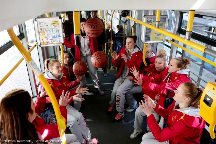 Wrocław: Tramwaj ze zdjęciami koszykarek Ślęzy jeździ po mieście (ZDJĘCIA)