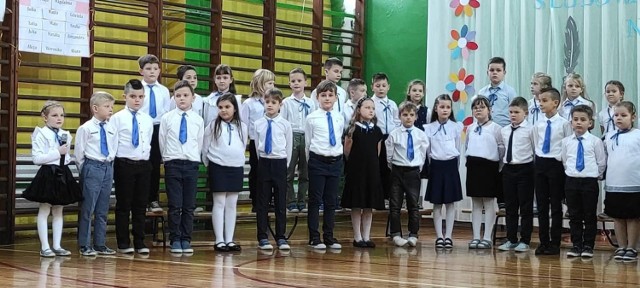 Ślubowanie uczniów klas pierwszych w szkole numer 5 w Jędrzejowie. Wszystkie dzieci śpiewająco zdały "egzamin pierwszoklasisty".