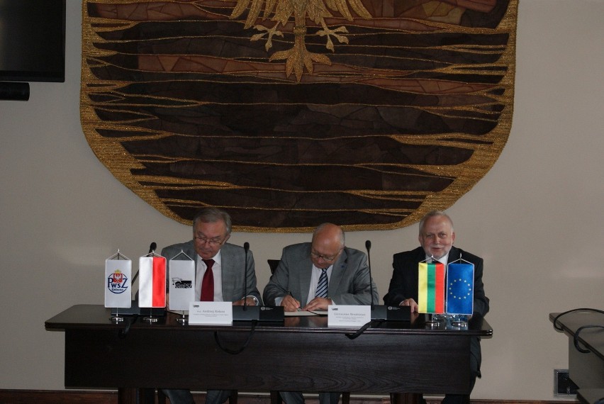 Gniezno: Przewodniczący konferencji rektorów polskich i litewskich podpisali umowę o współpracy