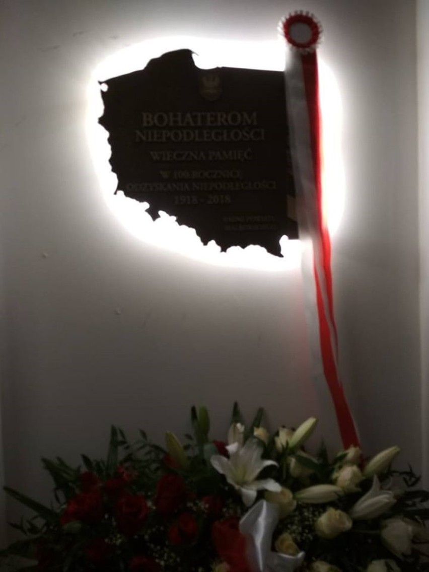 Malbork. W Starostwie Powiatowym odsłonięto tablicę na 100-lecie odzyskania przez Polskę niepodległości