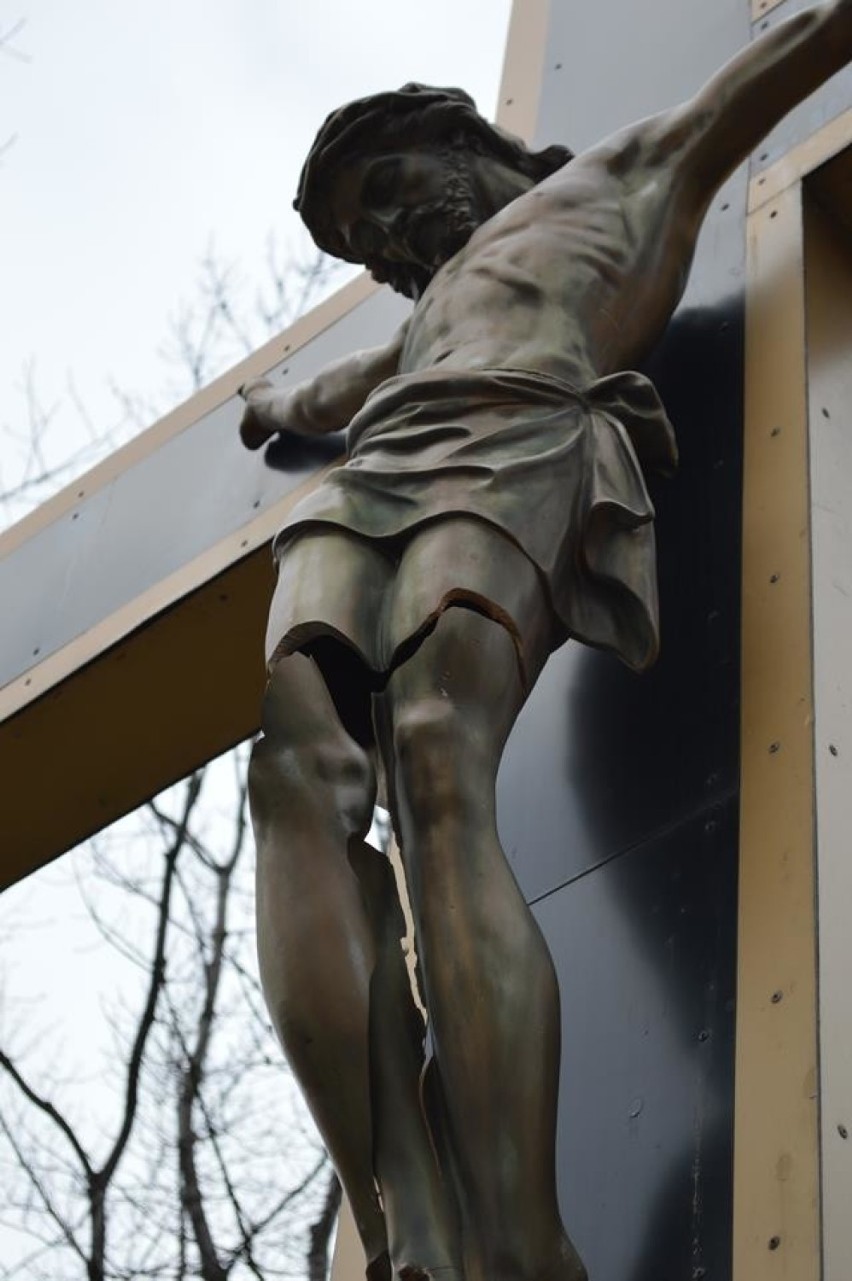 Kolejna profanacja w Katowicach! Dewastacja krzyża i figury Jezusa przed kościołem w Koszutce [ZDJĘCIA]