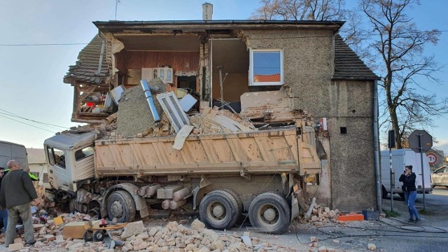 Ciężarówka wjechała w budynek mieszkalny w Piławie Dolnej koło Dzierżoniowa