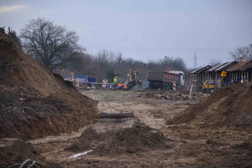 Trwa budowa drogi przez targowisko w Malborku. Coraz mniej miejsca dla handlujących