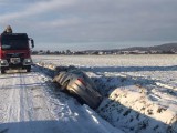 Dwa samochody osobowe wpadły do rowu na drodze Uciechów-Włóki k. Dzierżoniowa. Droga jest kompletnie zaśnieżona