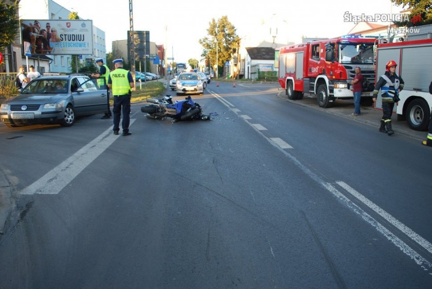 Myszków: Zderzenie motocyklisty z osobówką. Motocyklista z obrażeniami ciała [ZDJĘCIA]