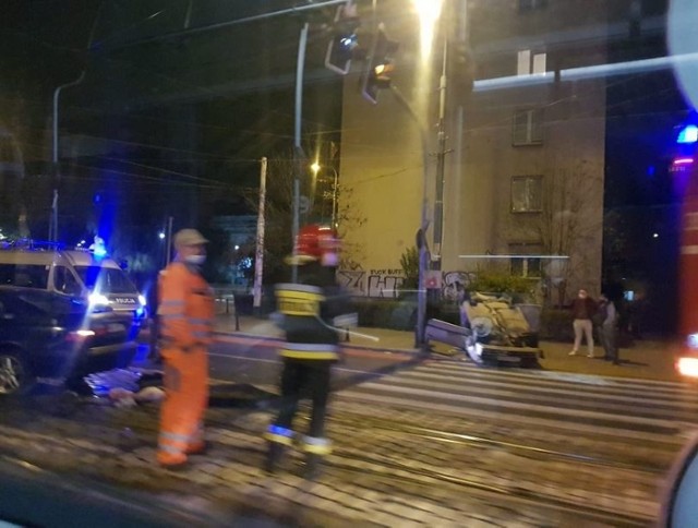 Dachowanie na Teatralnej we Wrocławiu.