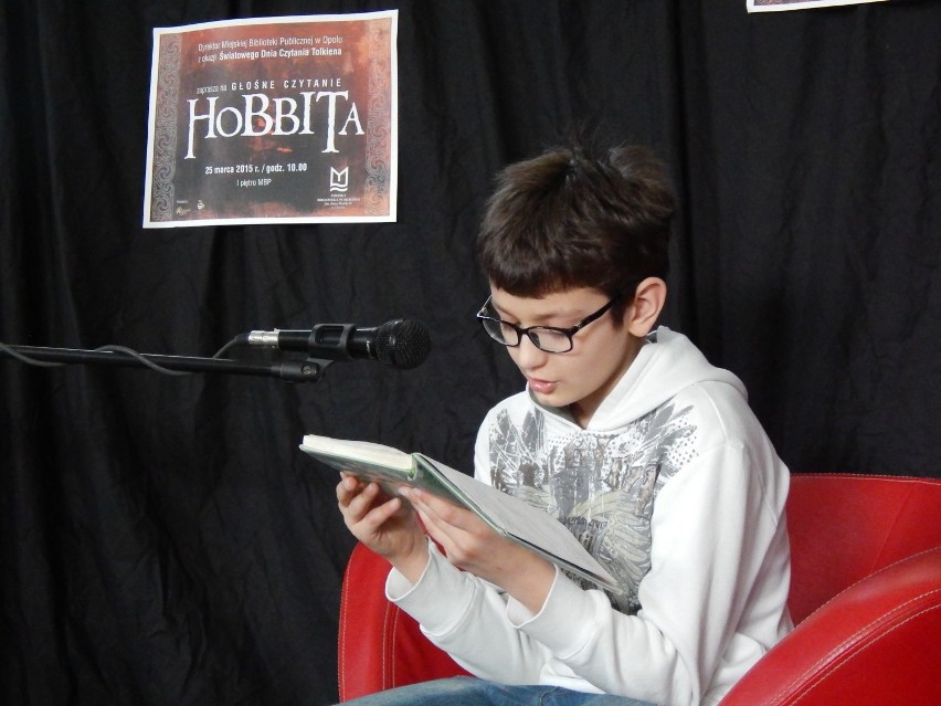 Głośne czytanie "Hobbita" w Miejskiej Bibliotece Publicznej w Opolu [wideo, zdjęcia]