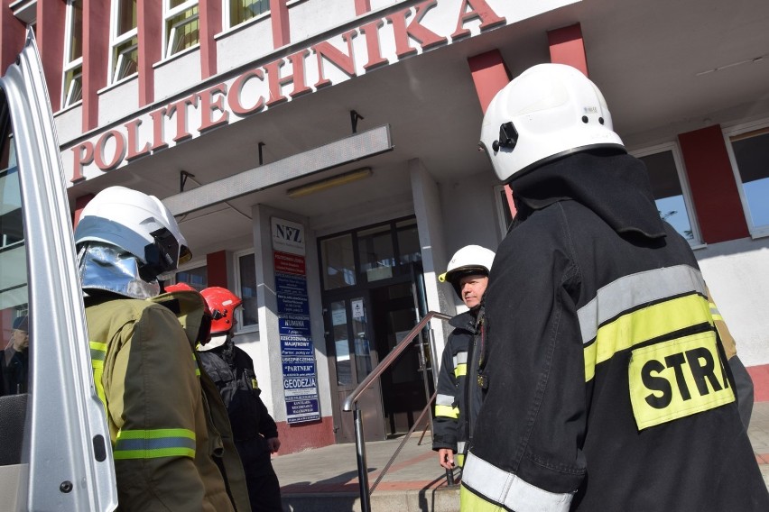 Alarm bombowy w związku z maturami w 6 placówkach oświatowych w pow. sieradzkim: Sieradzu, Błaszkach, Warcie i Złoczewie (fot, aktualizacja)