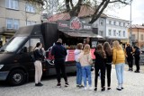 Food trucki na jasielskim rynku. Burgery, frytki belgijskie, burrito i inne przysmaki kuchni świata [ZDJĘCIA]