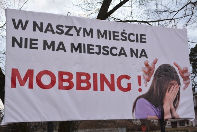 W centrum Pionek zawieszono baner: „W naszym mieście nie ma miejsca na mobbing”.