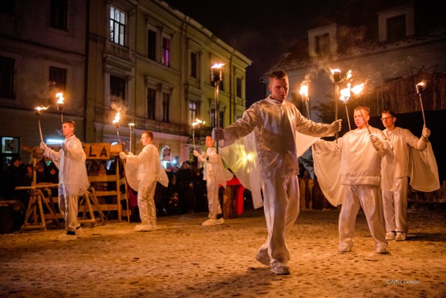 Tarnów. "Żywe jasełka" pod Katedrą w wykonaniu wspólnoty Cenacolo, 25.12.2021