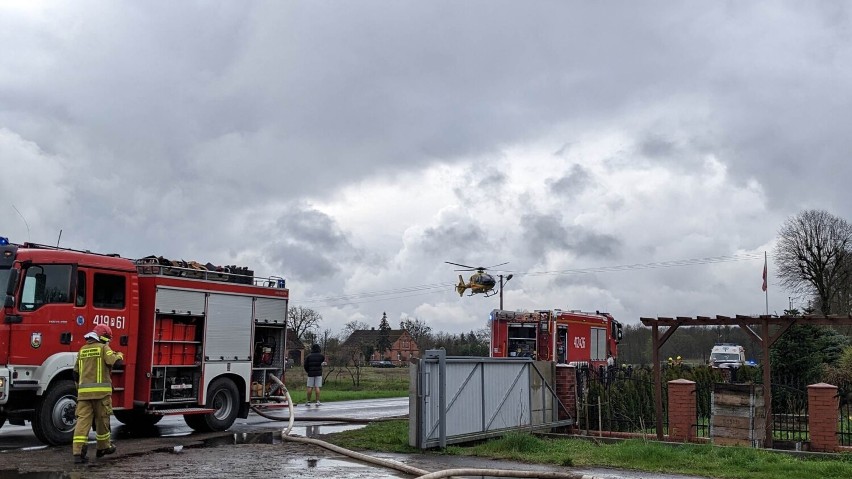 Spłonęły dwie ciężarówki w Folsztynie. Poparzonego mężczyznę helikopterem przetransportowano do szpitala  