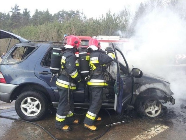 Najprawdopodobniej to zwarcie instalacji elektrycznej w osprzęcie silnika spowodowało zapalenie się pojazdu. Kierowca i pasażerowie bezpiecznie opuścili płonący samochód.